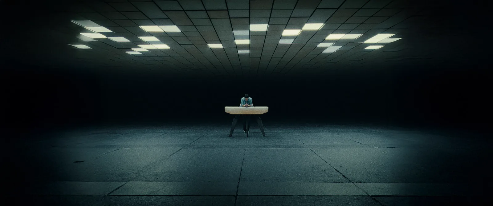 Finished widescreen frame of Rhys performing in the Backrooms